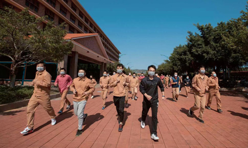 组织“跑在阳光下，，，，，跑进康健里”体育活动